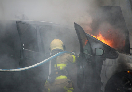 Autobrand met doffe knallen
