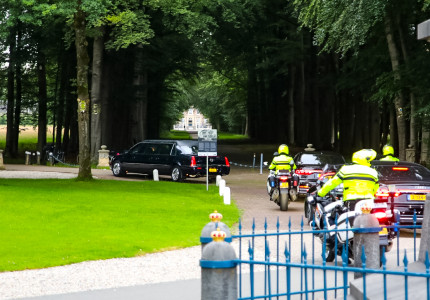 Japanse keizer en keizerin arriveren onder grote politiemacht bij paleis het Loo in Apeldoorn