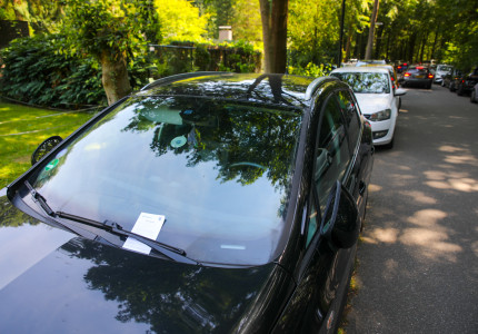 Badgasten massaal op de bon geslingerd voor foutparkeren nabij buitenzwembad in Apeldoorn