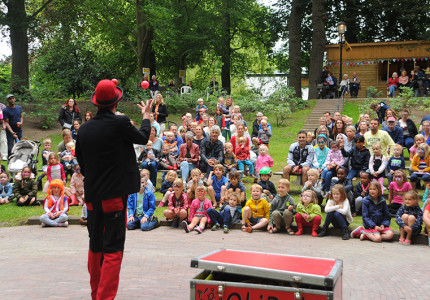 Clown op herhaling in openluchttheater