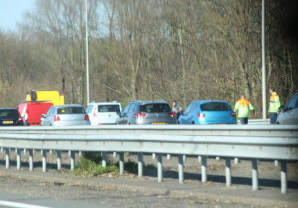 Veel vertraging op de A50 en A1 door ongelukken