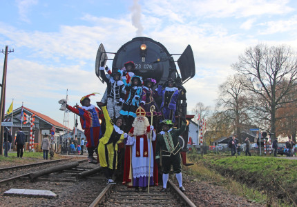 Sinterklaas toert door Apeldoorn