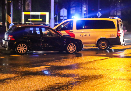 Automobilist rijdt door rood en veroorzaakt ongeval