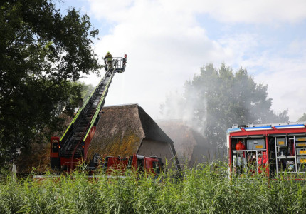 Zeer grote brand na onkruid branden, brandweer uit meerdere regio’s ingezet