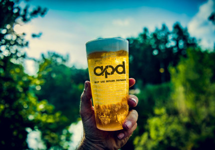 Een mijlpaal in duurzaamheid en feestvreugde wordt bereikt met de lancering van de enige echte APD Cup
