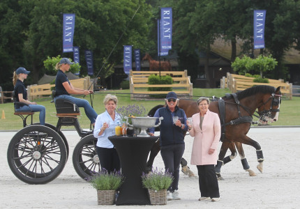 Wethouder Anja Prins bezoekt Riant Equestrian Centre: investering in toekomstbestendig evenemententerrein loont