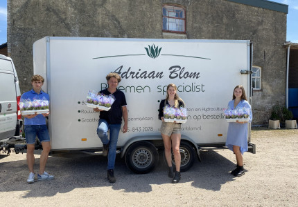 Bloemenweldoener zorgt voor fleurig extraatje kwetsbare inwoners