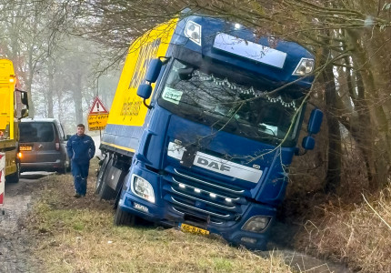 Vrachtwagen belandt in de sloot Apeldoorn