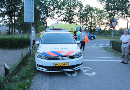 Busje raakt wielrenner