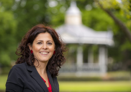 Initiatievenmakelaar Meri Ismirowa kijkt en denkt graag mee
