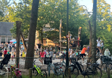 Groenste schoolplein van Apeldoorn feestelijk geopend