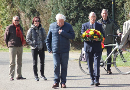 Vereniging Oud Apeldoorn legt bloemen bij het sluisje