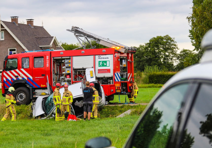 Drie gewonden bij ongeval in Klarenbeek; autos belandden in sloot’