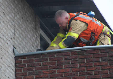 Plaat raakt los, brandweer komt in actie