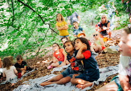 KinderKaravaan Theater Orpheus reist langs Apeldoornse parken