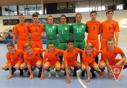 Zaalvoetballer metOranje in Slowakije