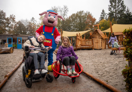 Nieuwe rolstoelvriendelijke speeltuin geopend