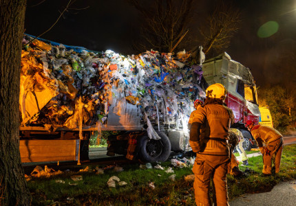 Vrachtwagen botst tegen boom, N348 over tiental meters bezaaid met huisvuil, weg dicht