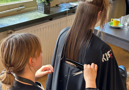 Jongeren geven gratis knipbeurten