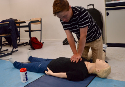 Leerlingen Veluws College leren reanimeren