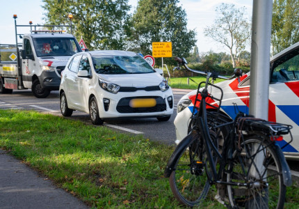 Fietser steekt over in file bij werkzaamheden, wordt geschept door auto uit andere rijrichting