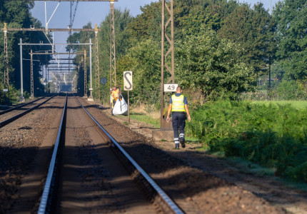 Prorail onderzoek langs spoor bij Deventer