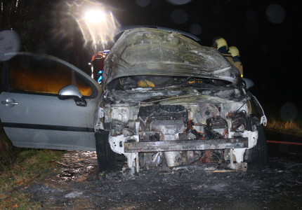 Vrouwen ontsnappen uit brandende auto