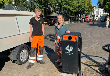 Eerste doneerrek voor flesjes en blikjes in Deventer