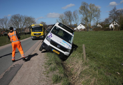 Buurtbus belandt met inzittenden in greppel Hoevelaken