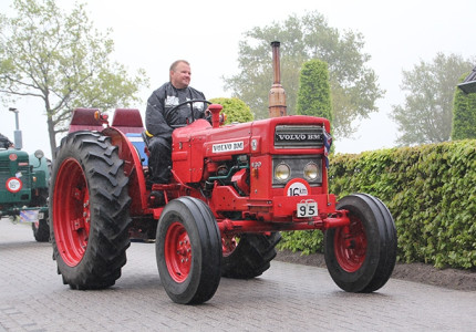 Toertocht met oldtimer tractoren