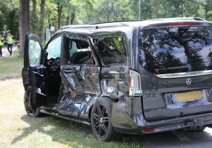 Twee auto’s botsen op Uddelermeerweg in Elspeet: weg tijdelijk afgesloten