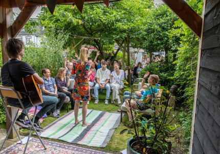 ‘Schaamteloos’ gluren bij de buren