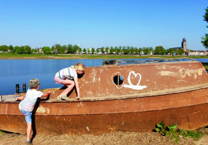 Spelen langs de rivier; met je tenen in het water of modderen in Woeste Willem