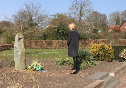 Burgemeester legt bloemen bij monument Warnsveld