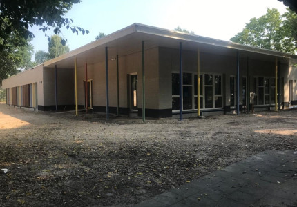 Schoolgebouw na de zomer in gebruik