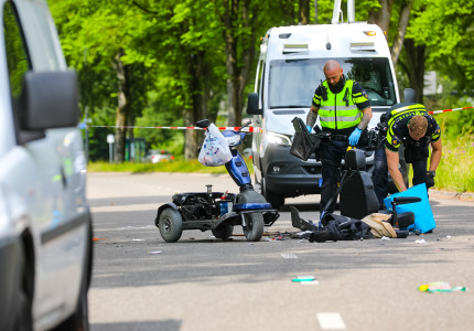 Ernstig ongeluk in Apeldoorn: scootmobiel breekt door twee bij ongeluk met bestelbus