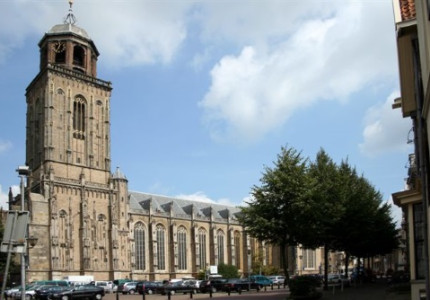 Zandkastelen bouwen op het Grote Kerkhof in Deventer