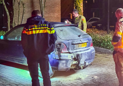 Auto in brand gestoken aan Klingmakersdonk in Apeldoorn