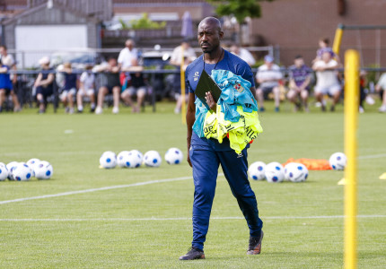 Contract met assistent-trainer Rick Adjei verlengd