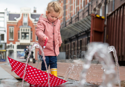 Marktstroom vindt zijn weg door het centrum van Apeldoorn