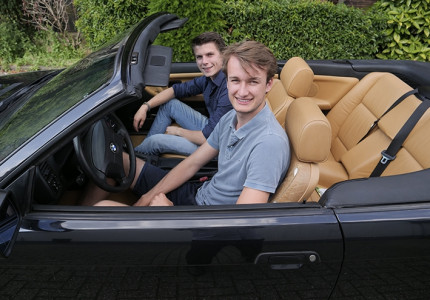 De beleving van het pureautorijden voor goed doel
