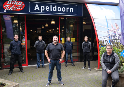 Bike Totaal fietst met wind in de rug door Apeldoorn