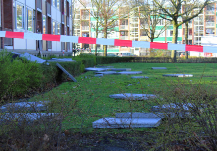 Schuimplaten waaien van het dak door harde wind