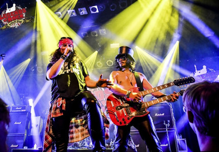 Eerbetoon aan groothedenvan de rockmuziek (en Queen)