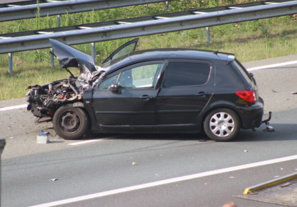 Snelweg afgesloten na ongeval met meerdere autos’