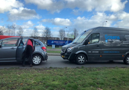 Bestelbus botst achterop personenauto