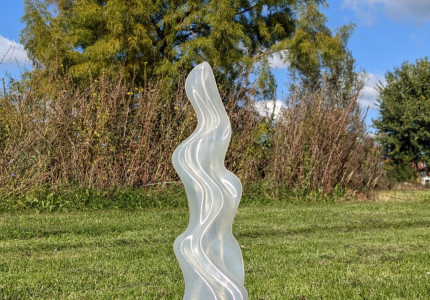 Kunstenaar geeft sculptuur weg