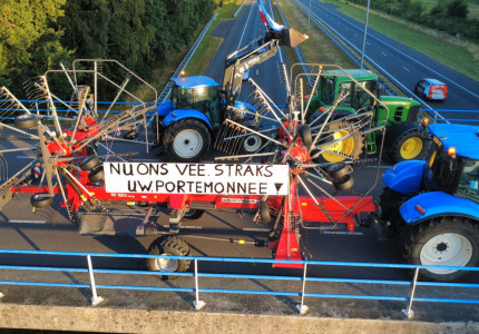 Boeren met trekkers op viaducten langs A50 bij Apeldoorn