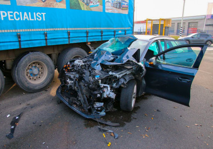 Gewonde na botsing met vrachtwagen in Apeldoorn