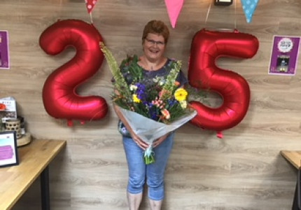 Poetsvrouw Annelies Pannekoek 25 jaar in dienst bij vakantiepark De Bosrand te Vaassen